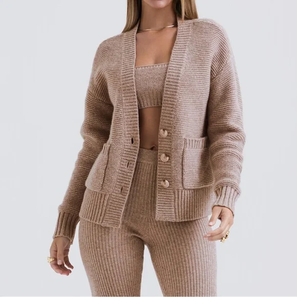 House of CB
BARLEY CHUNKY NATURAL WOOL CARDIGAN full set
Brand new without tags - Picture 5 of 9